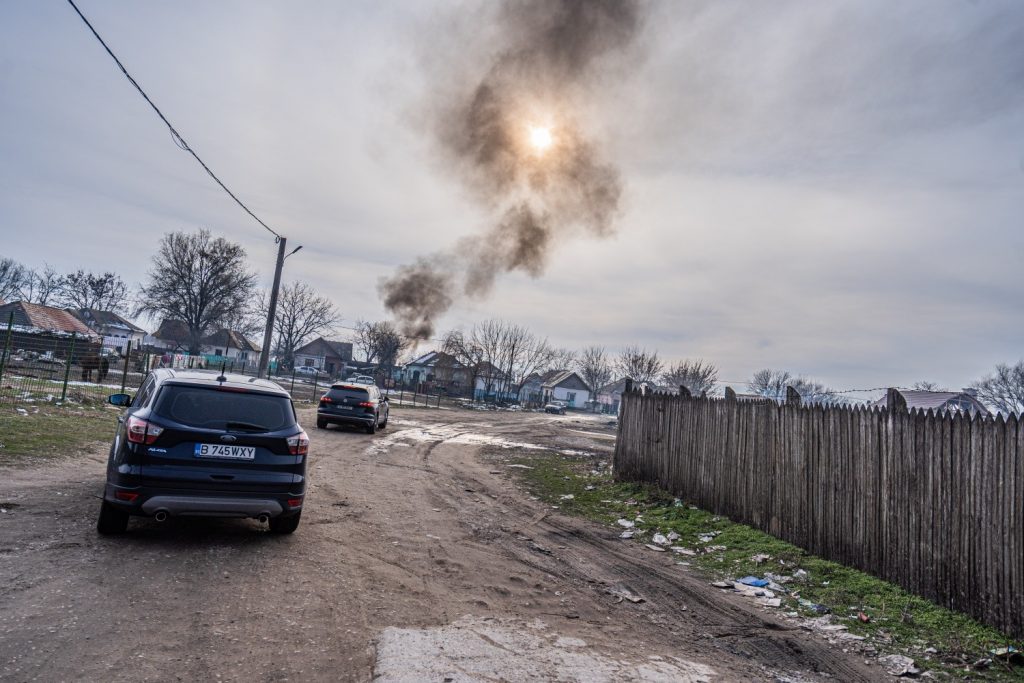 Câțiva săteni din Dolj au dat foc la deșeuri chiar în timpul vizitei ministrului Mediului, Tánczos Barna