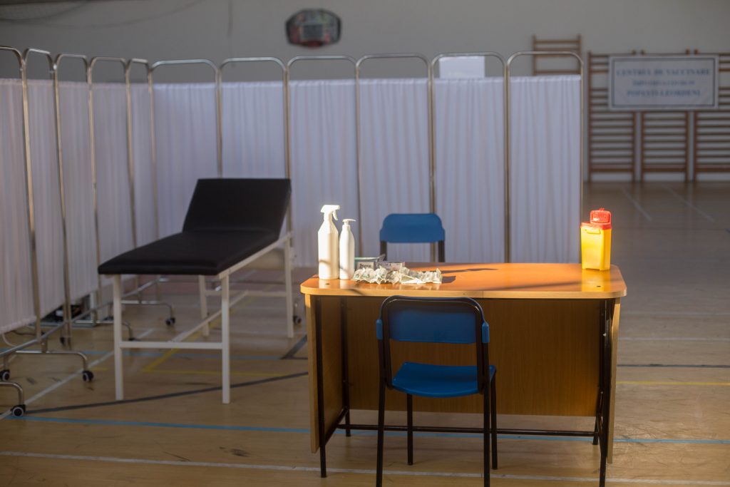 Sălile de sport din licee, transformate în centre de vaccinare anti-COVID: „50% din cadrele didactice refuză imunizarea” (REPORTAJ)