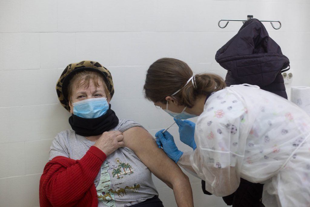 Cum au simțit românii imunizarea anti-COVID? Între emoții și așteptare: „O pișcătură! Când am așteptat să simt, deja era gata injecția” (REPORTAJ)