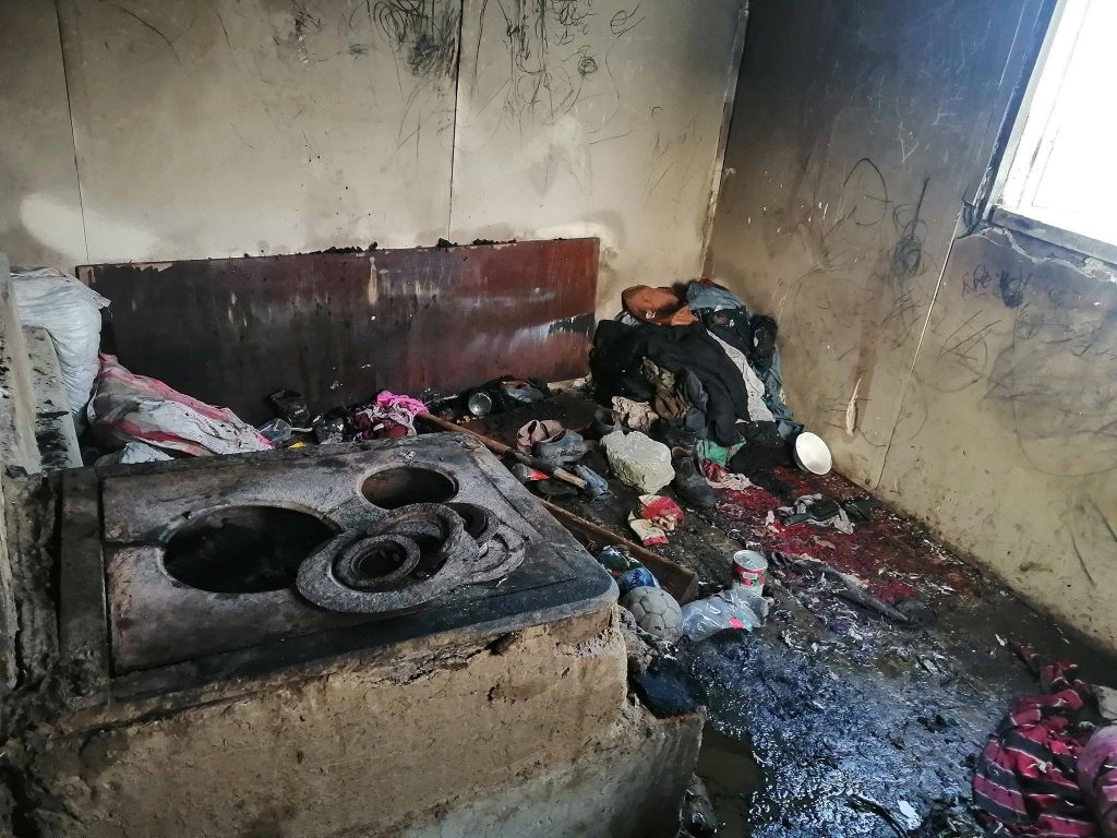 Un bebeluș de 5 luni a murit într-un incendiu, în Neamț. Mama sa a reușit să îi salveze pe ceilalți trei copii ai familiei