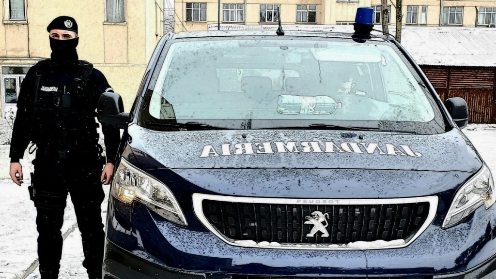 Un bărbat care amenința că se aruncă de la etaj a înjunghiat un jandarm. Omul legii încerca să-l ajute