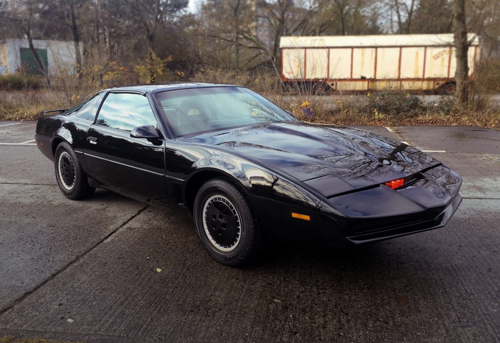 S-a vândut KITT, mașina vorbitoare din seria „Knight Rider”. Bolidul lui David Hasselhoff, cumpărat la licitație cu 300.000 de dolari