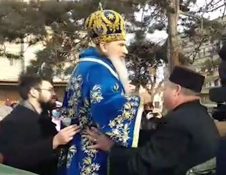 ÎPS Teodosie, dus cu caleașca la Portul Tomis, pentru a arunca în apă crucile din lemn. Doi preoți l-au ținut tot timpul în brațe / FOTO