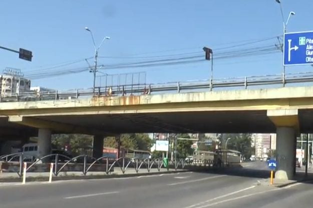 Pompierii intervin de urgență în Capitală. Un bărbat amenință că se sinucide