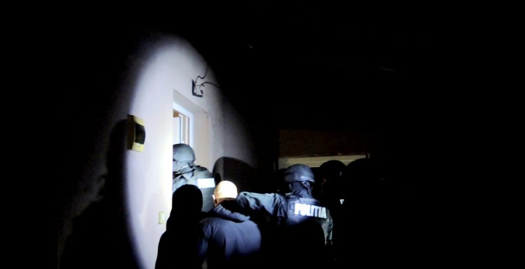 Trei bărbați cumpărau telefoane cu euro falși și apoi le vindeau pe internet. Polițiștii au făcut percheziții în patru județe, în acest caz (VIDEO)