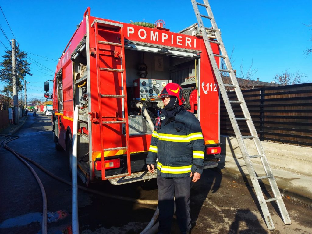 Femeie din Craiova, găsită moartă în casă după ce o prietenă a sunat la 112. Pompierii au intrat pe geamul de la bucătarie, cu ajutorul unei scări (VIDEO)