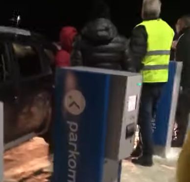 VIDEO. Sute de turişti, blocaţi într-o parcare din staţiunea Rânca: „Rup bariera, lăsaţi-mă să plec!”