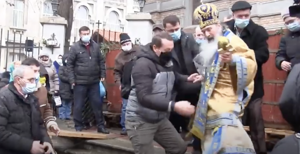 ÎPS Teodosie s-a împiedicat pe scări şi a căzut la slujba de sfinţire a apei pentru Bobotează