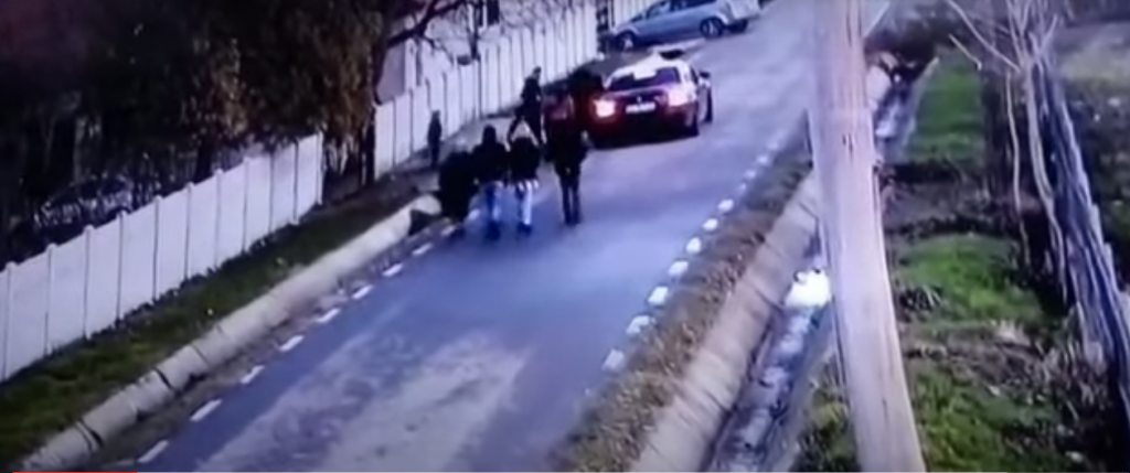 O tânără din Dolj a fost răpită sub privirile părinţilor săi: „Lăsaţi-o, nu v-o dau”    
