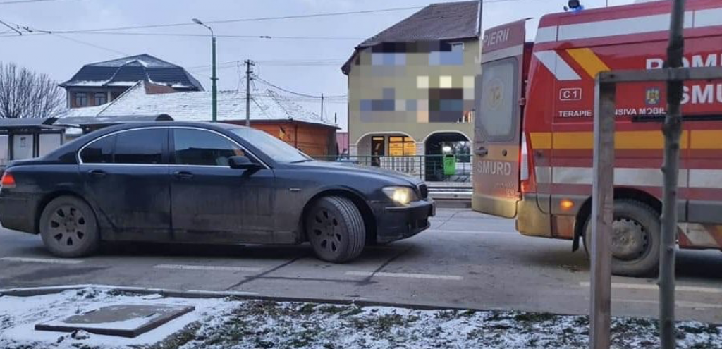 Un șofer din Arad a blocat o ambulanţă care trebuia să preia un pacient în comă