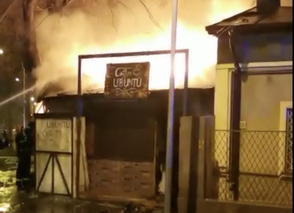 VIDEO. Un Pub din Sectorul 3 al Capitalei a luat foc. Pompierii încearcă să stingă incendiul