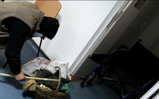 Imagini dezolante! Un bătrân căzut în genunchi pe holurile unui spital din Corabia agonizează fără a primi ajutor (VIDEO)
