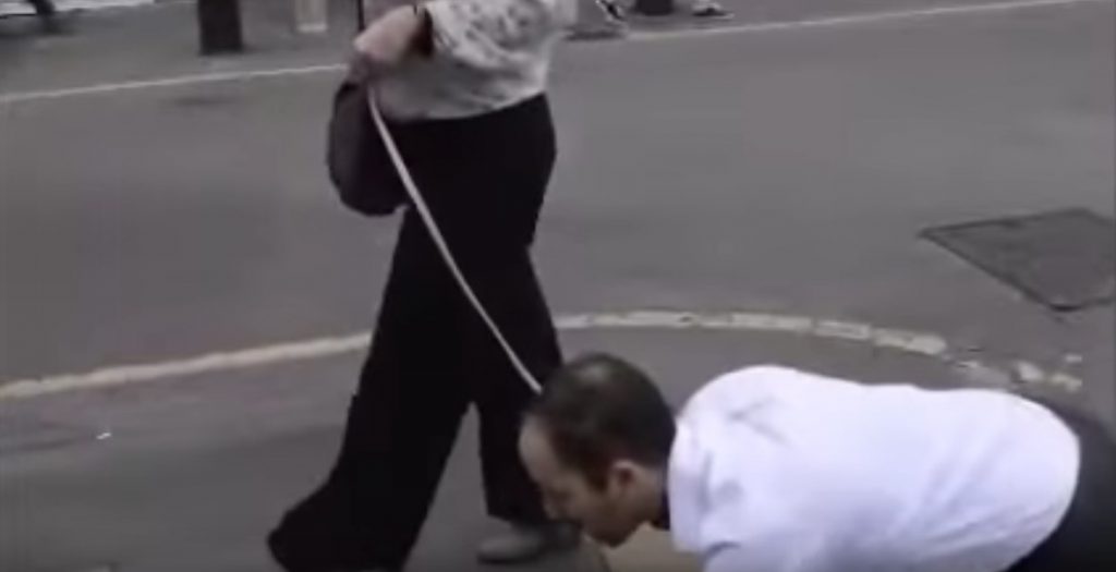 Bizar! O femeie și-a plimbat soțul în lesă pentru a scăpa de restricțiile COVID! Cuplul canadian a primit o amendă usturătoare