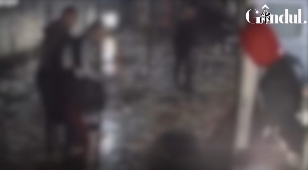 GÂNDUL LIVE. Bărbat îndoit în bătaie cu ranga, pe terasa unui bar din Olt