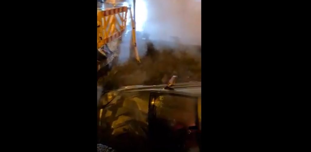 Accident bizar în Capitală. O șoferiță a căzut cu mașina într-o groapă, din cauza aburilor: „Am avut noroc…”