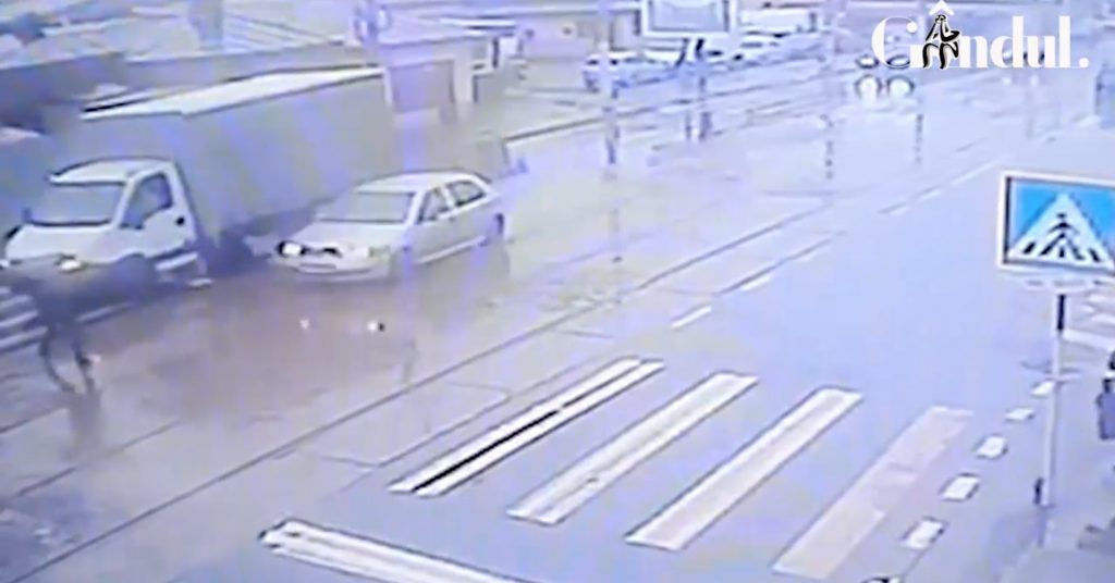 GÂNDUL LIVE. Femeie lovită de mașină pe trecerea de pietoni! Șoferul nu a mai putut evita impactul