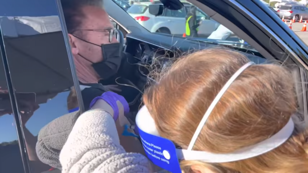 Arnold Schwarzenegger s-a vaccinat anti-Covid: „Nu am fost niciodată mai fericit să stau la coadă” – VIDEO