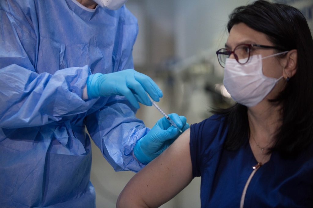 Bolnavii cronici care s-au tratat la privat nu se pot înscrie pentru vaccinarea contra COVID! Explicația CNAS