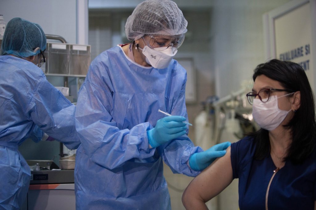 Românii au dat năvală să se programeze pentru vaccinare: Nu mai sunt locuri disponibile pentru etapa a doua în București și Cluj