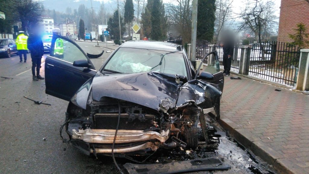 Patru persoane au fost rănite, una fiind în stare critică, în urma unui accident produs în Vatra Dornei (GALERIE FOTO)