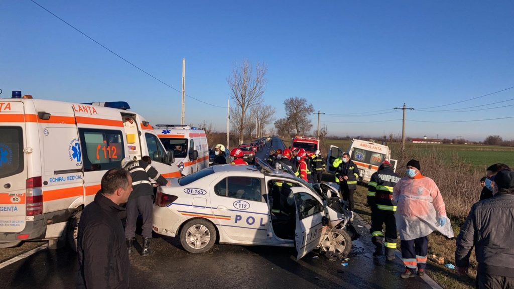 Accident extrem de grav între o mașină de Poliție și o ambulanță! Imagini ȘOCANTE de la fața locului cu Loganul de la MAI făcut praf!
