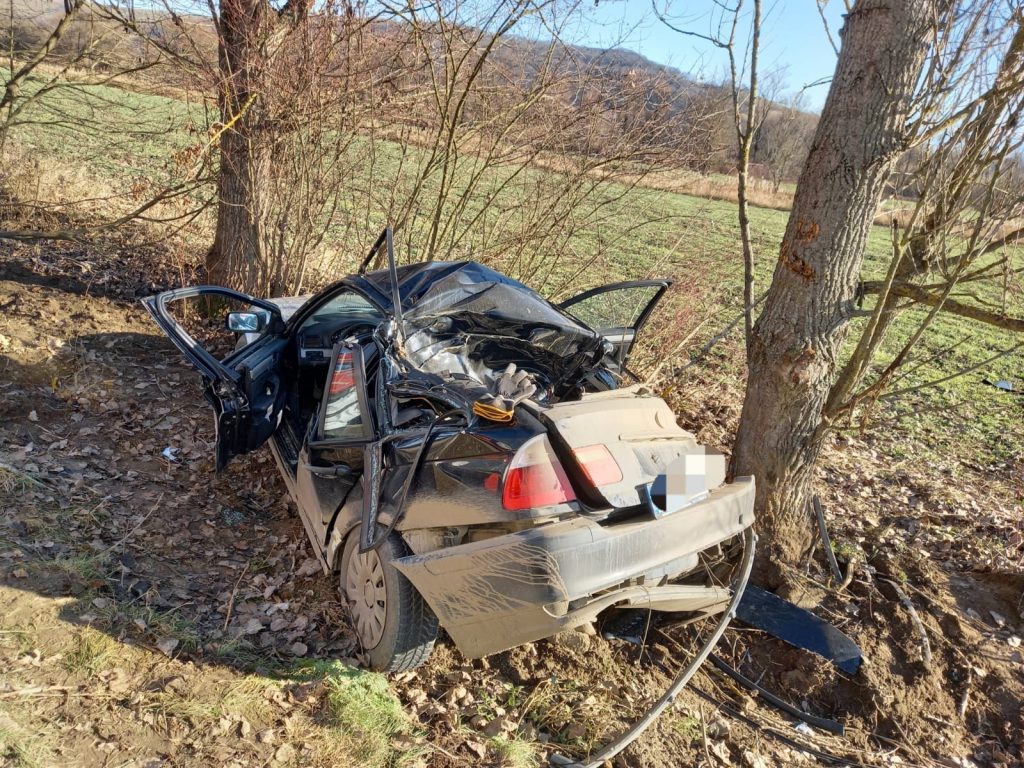 Imagini șocante în Sibiu! Cum arată un BMW după ce șoferul a pierdut controlul mașinii și s-a izbit de un copac! GALERIE FOTO