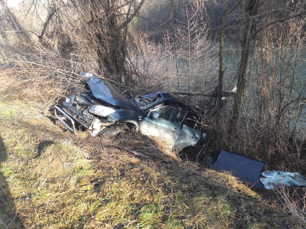Un grav accident a avut loc în Bistrița, după ce un șofer s-a răsturnat cu mașina în albia râului Someș! GALERIE FOTO