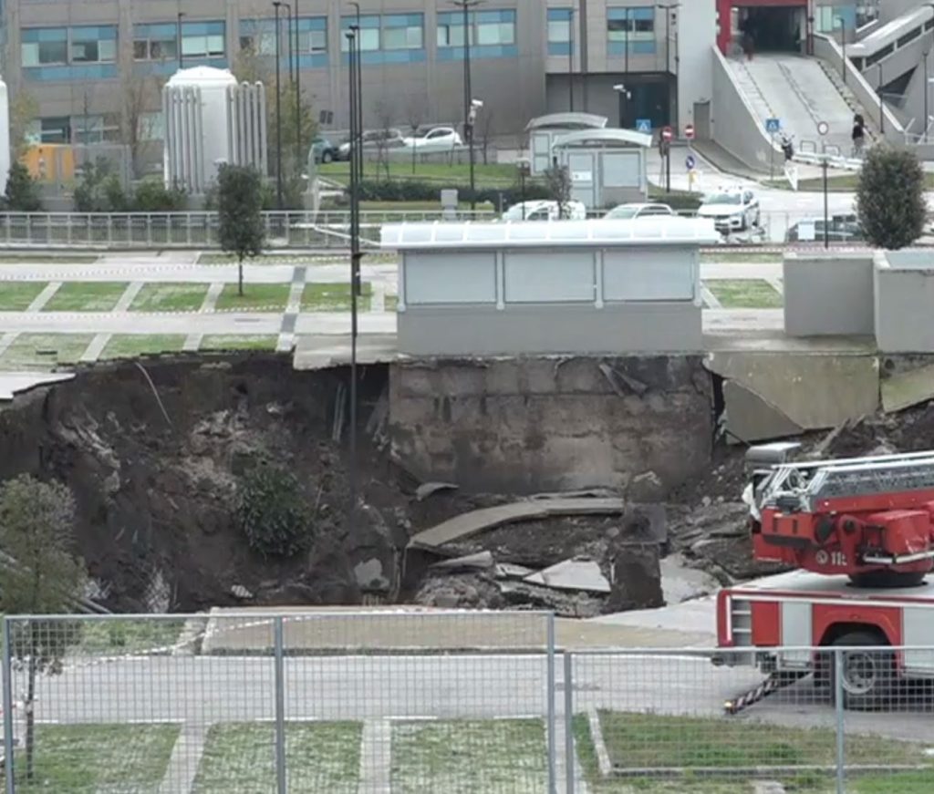 Explozie catastrofală lângă un spital din Napoli! Un crater uriaș „a înghițit” zeci de mașini! – VIDEO