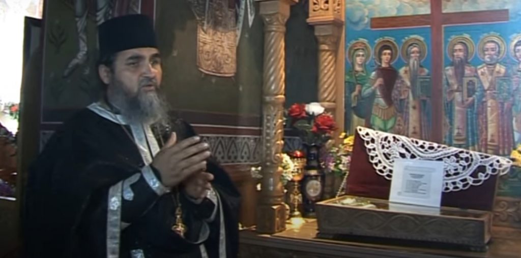 Preotul care își călca enoriașii în picioare pentru a-i vindeca de boli și ghicea în Evanghelie, șantajat cu un film compromițător, cu tentă sexuală. În patru luni, a plătit peste 60.000 de euro!