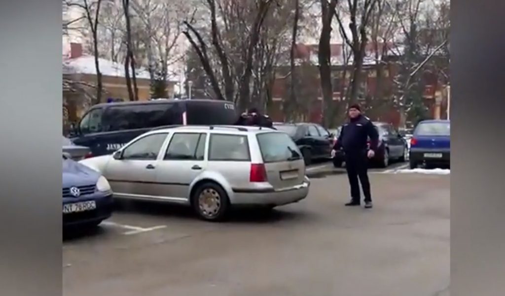 Un jandarm din Roman, care nu purta mască, este acuzat că a lovit un bărbat care îl filma pe stradă!