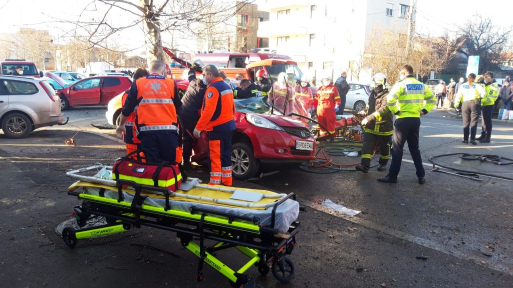 Accident grav în Capitală, se intervine pentru descarcerarea persoanelor! UPDATE: Copiii au fost transportați la spital!