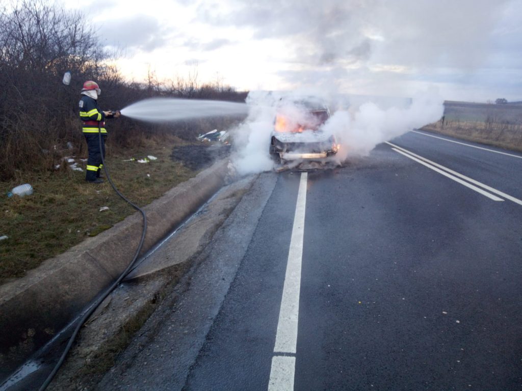 O autoutilitară a izbucnit în flăcări pe o şosea din Cluj