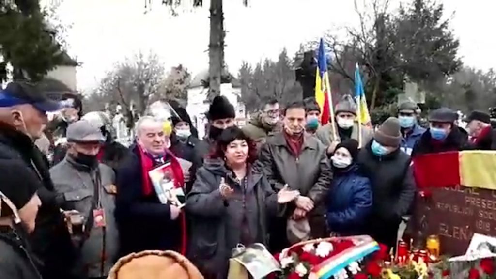 Imagini unice de la mormântul soților Ceaușescu, unde comuniștii înflăcărați s-au strâns ciorchine, unii fără măști, și l-au plâns pe „Întâiul cârmaci” de ziua lui!