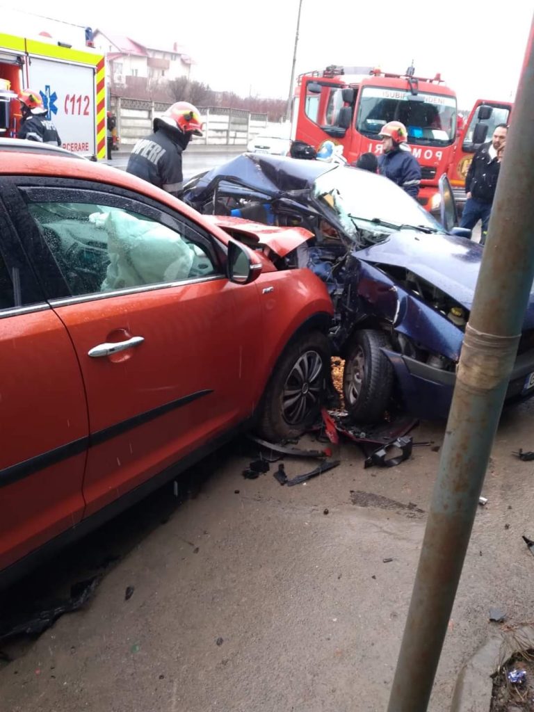 Accident extrem de grav în Capitală! Update: Unul dintre copii a murit! Doi copii încarcerați!