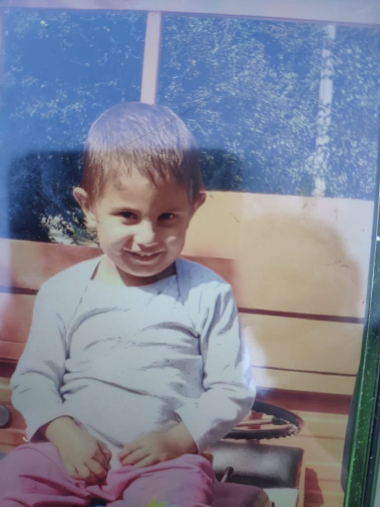 Copilul în vârstă de numai doi ani, dat dispărut în satul Sâmbotin, comuna Schela din Gorj, a fost găsit. Micuțul era dezbrăcat şi desculţ