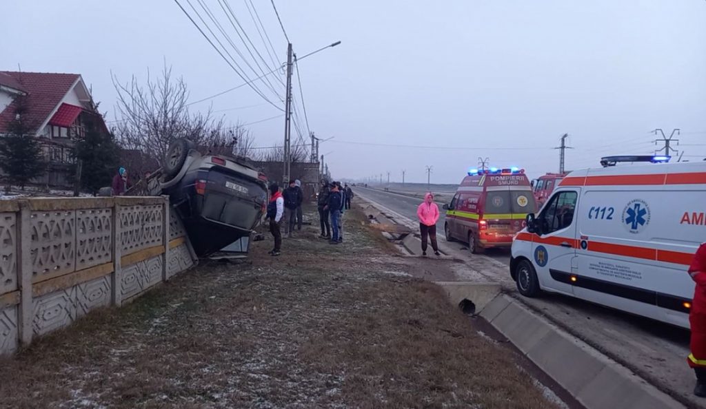 GÂNDUL LIVE. La Vaslui e posibil orice! Cum s-a infipt un vasluian cu mașina într-un gard, după ce s-a răsturnat! Din fericire, n-a omorât pe nimeni / Imagini dramatice
