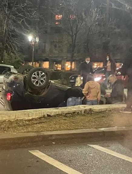 Mașină răsturnată în Capitală, într-o fântână arteziană din Piața Unirii. E a treia, în mai puțin de o săptâmână! (VIDEO)