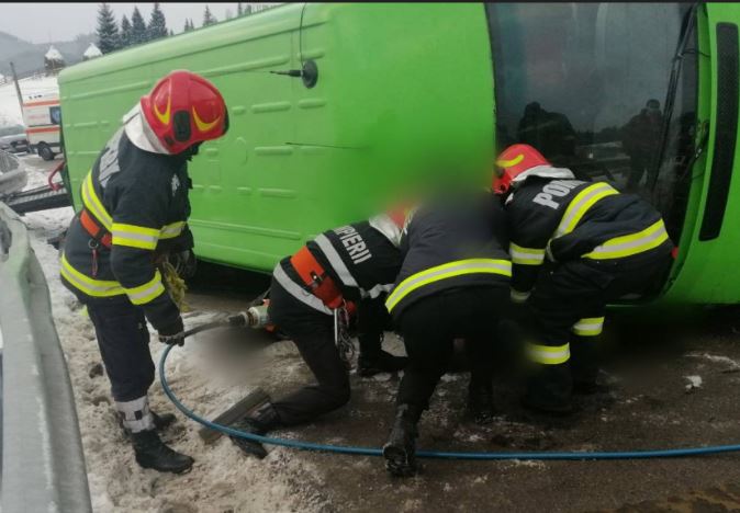Doi morți după ce un mircobuz s-a răsturnat în Suceava. Care este bilanul răniților. Planul roșu de acțiune, activat!