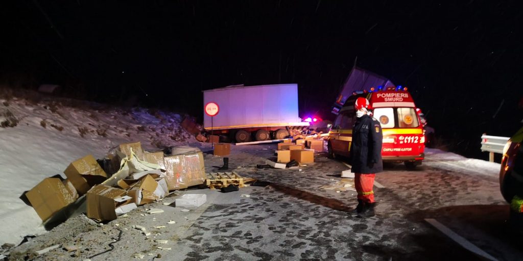 Accident grav! Un om a murit după ce două TIR-uri s-au ciocnit pe DN13 Brașov-Sighișoara (FOTO & VIDEO)