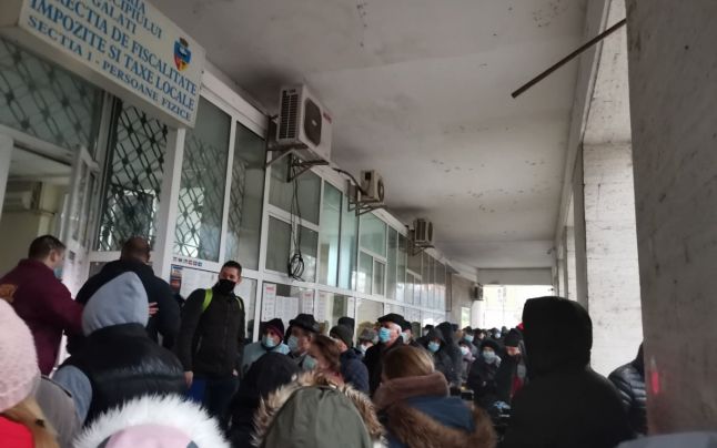 Distanțarea socială, o necunoscută la Direcția de Taxe și Impozite Galați! Sute de oameni au stat în frig ca să-și plătească datoriile