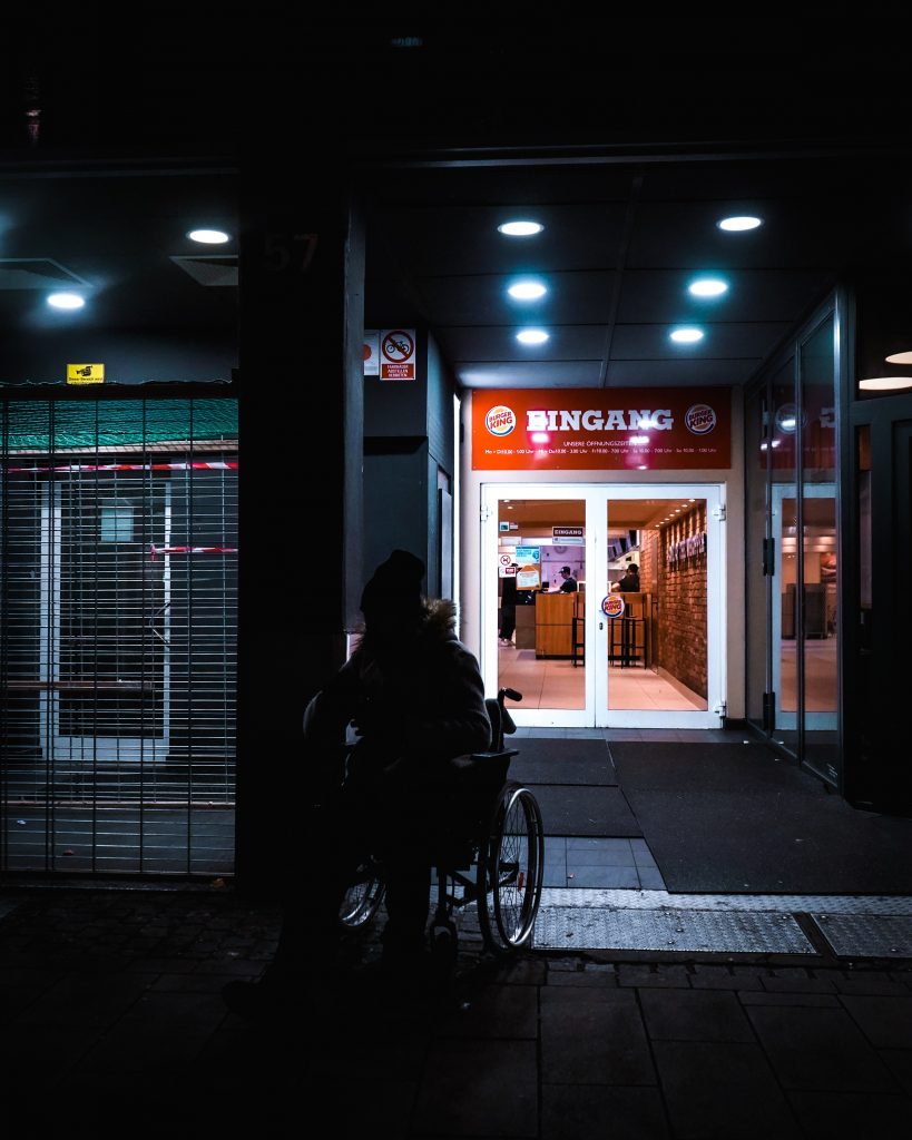 Doi români care se prostituau în Belgia sunt acuzați de uciderea clientului invalid