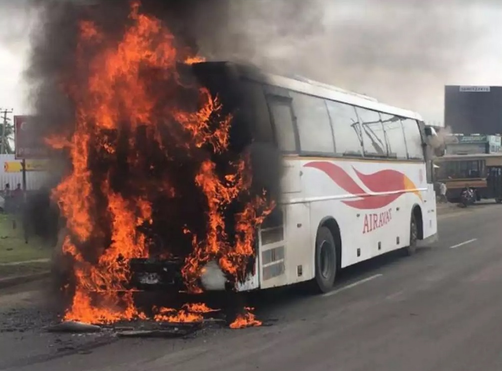 La un pas de tragedie! Autocar cu 44 de pasageri, cuprins de flăcări pe A1! (GALERIE FOTO ȘI VIDEO)