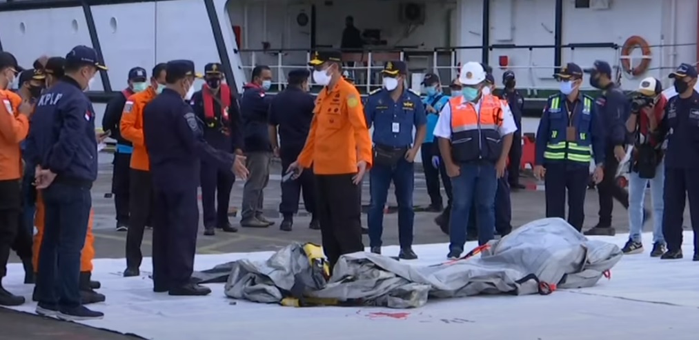 Locul în care s-a prăbușit avionul indonezian Boeing a fost identificat! Au fost găsite rămășițe umane / Martor: „Avionul a căzut ca un fulger în mare și a explodat în apă” – FOTO