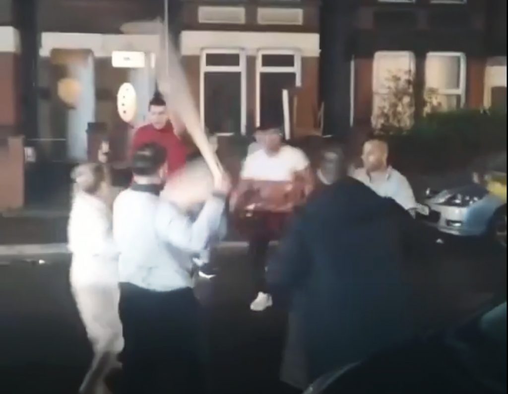 Bătaie cu săbii și bâte între români, pe străzile din Luton: „Așa mă iubești tu pe mine?!” (VIDEO)