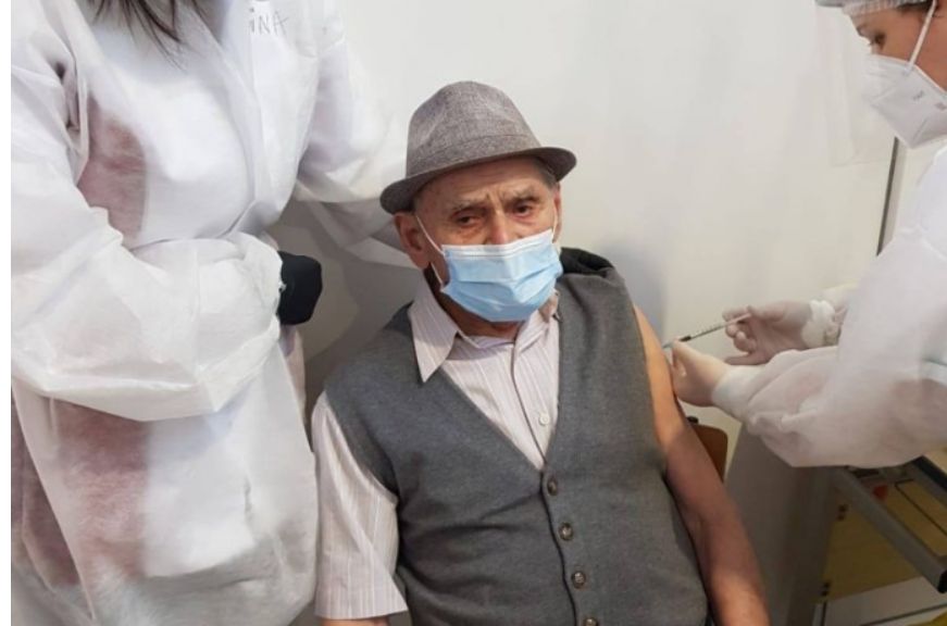 Un bătrân din Gherla s-a vaccinat la 105 ani împotriva COVID-19: „Ce să simt? O înțepătură!”