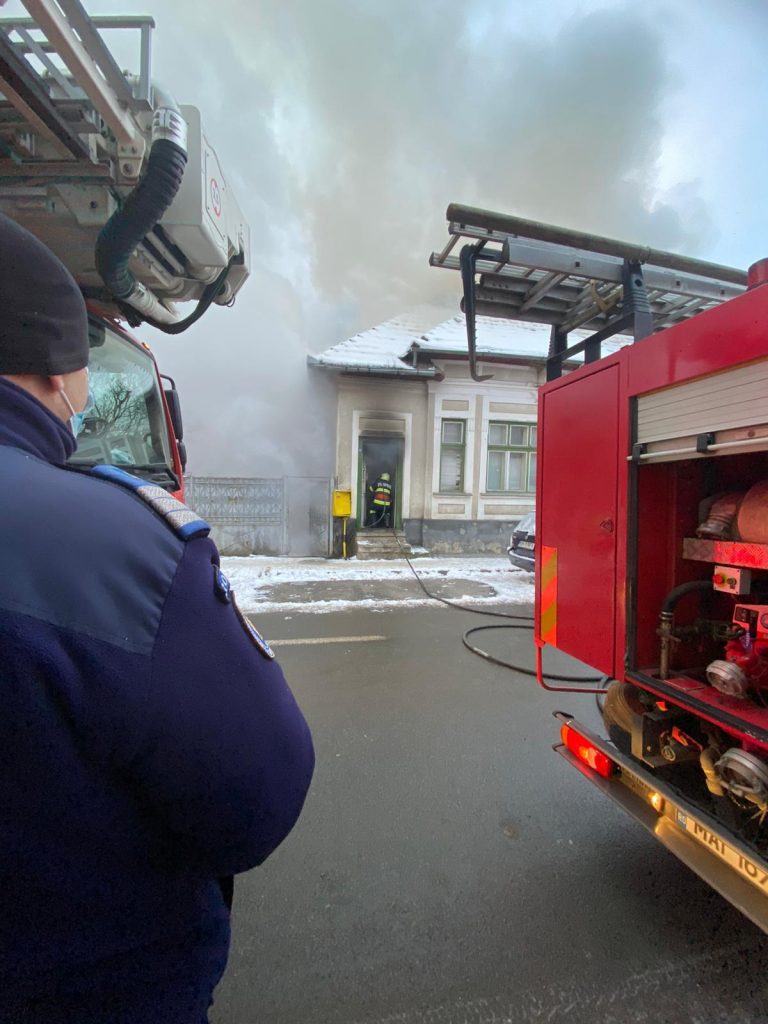 Incendiu în Bistrița. 7 persoane, între care un bebeluş de două săptămâni, salvate dintr-o casă cuprinsă de flăcări