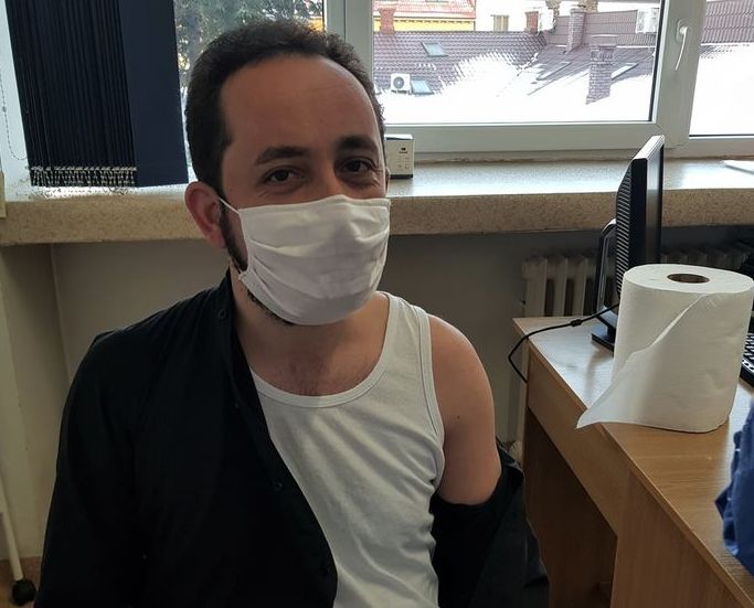 Preotul care s-a vaccinat anti-COVID: „Ne lepădăm de Hristos prin mândrie, prin invidie, dar nu printr-un vaccin”