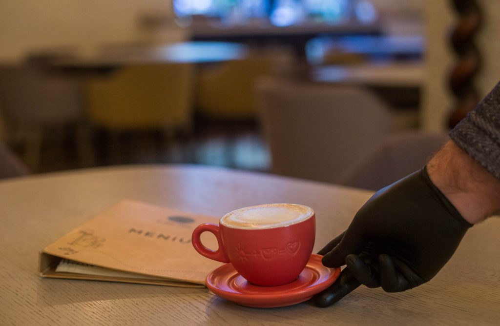 8 ȘTIRI DE LA ORA 8. Relaxarea restricțiilor în Capitală. Teatrele, cinematografele, restaurante, cafenelele și sălile de jocuri se redeschid la 30% din capacitate