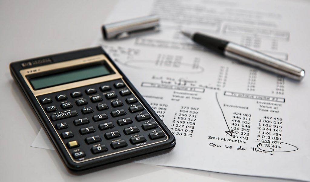 Românii au plătit mai puțin la CREDITELE bancare în 2024. Care sunt perspectivele analiștilor financiari pentru 2025