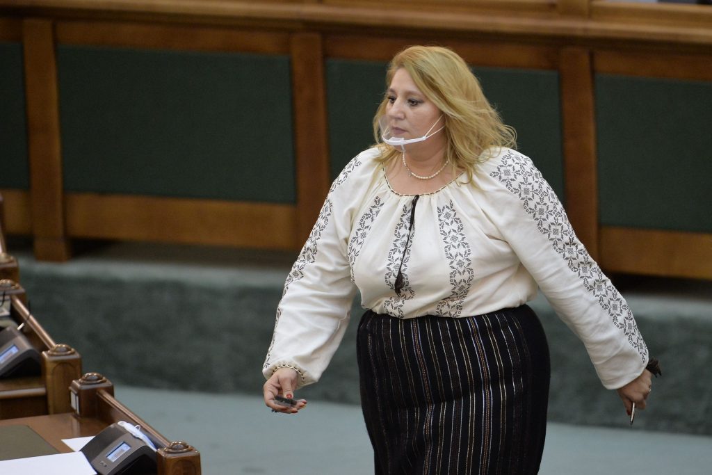 Senatoarea Diana Șoșoacă face acuzații, după ce AUR i-a retras sprijinul politic: „Sorin Lavric a folosit un limbaj de maidan și a ridicat și palma la mine”